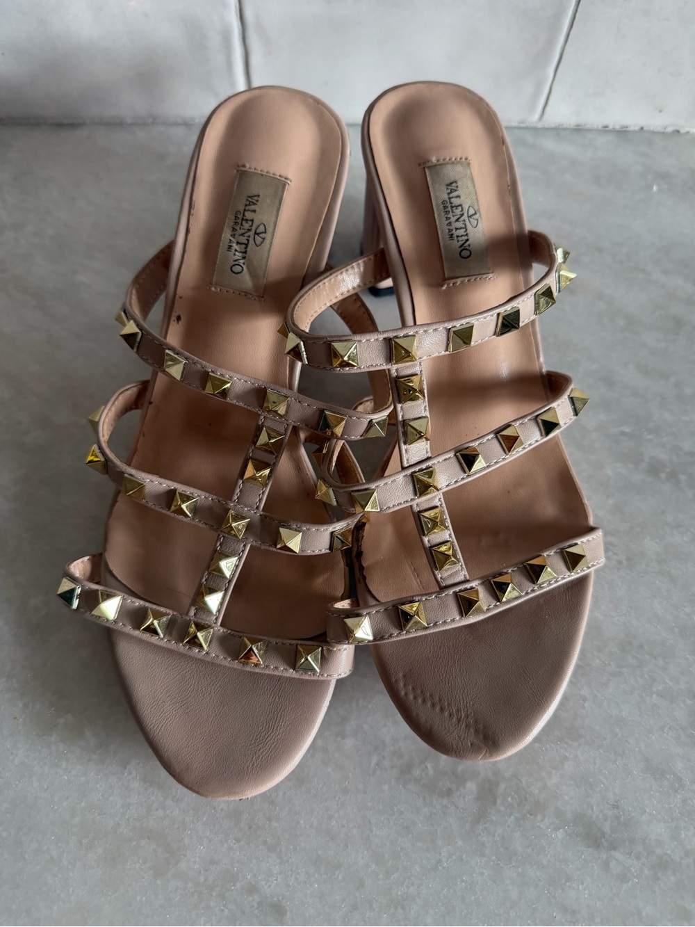 Fashion rockstud Nude block heel